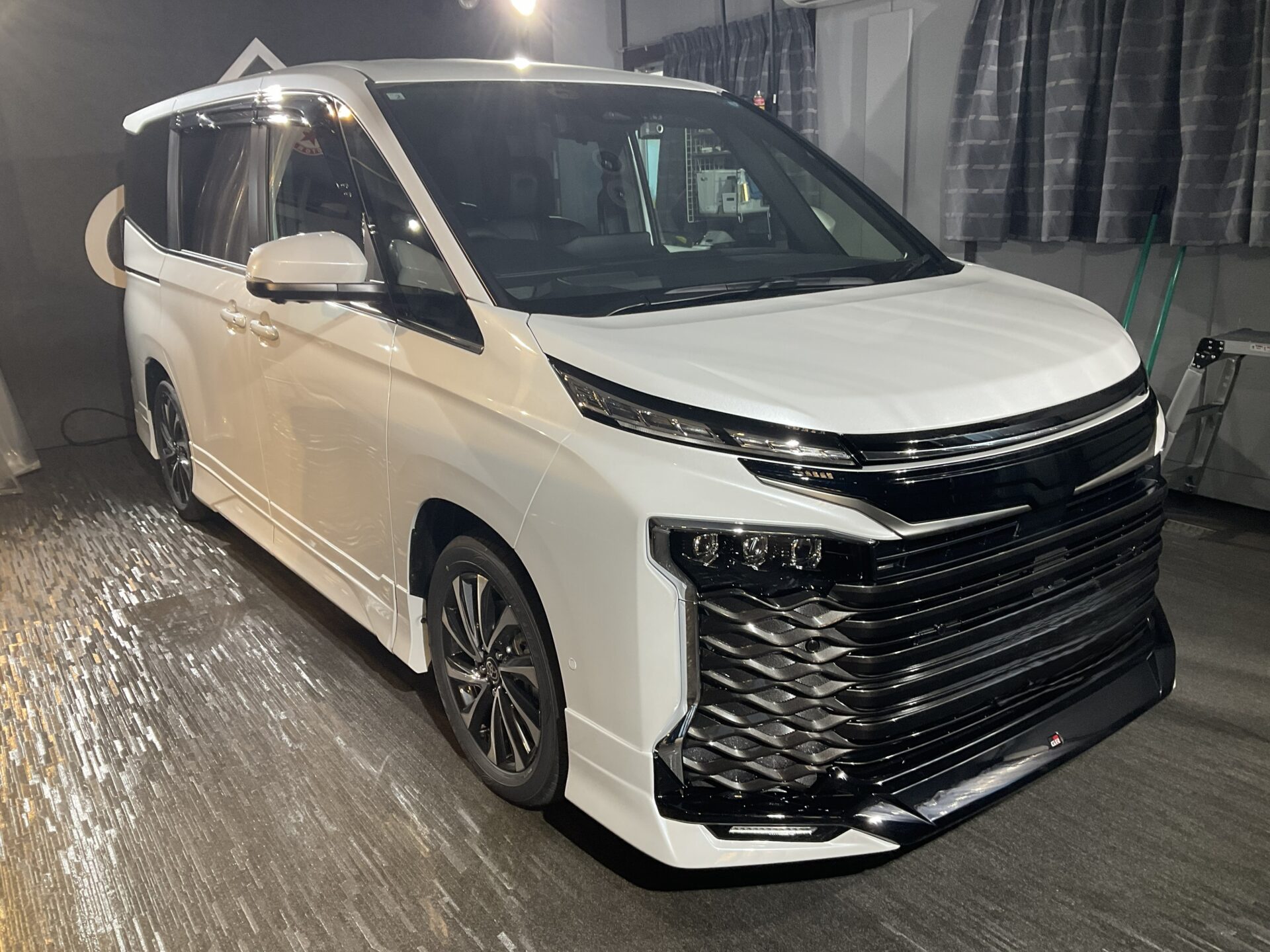 E様　VOXY　classM３年保証