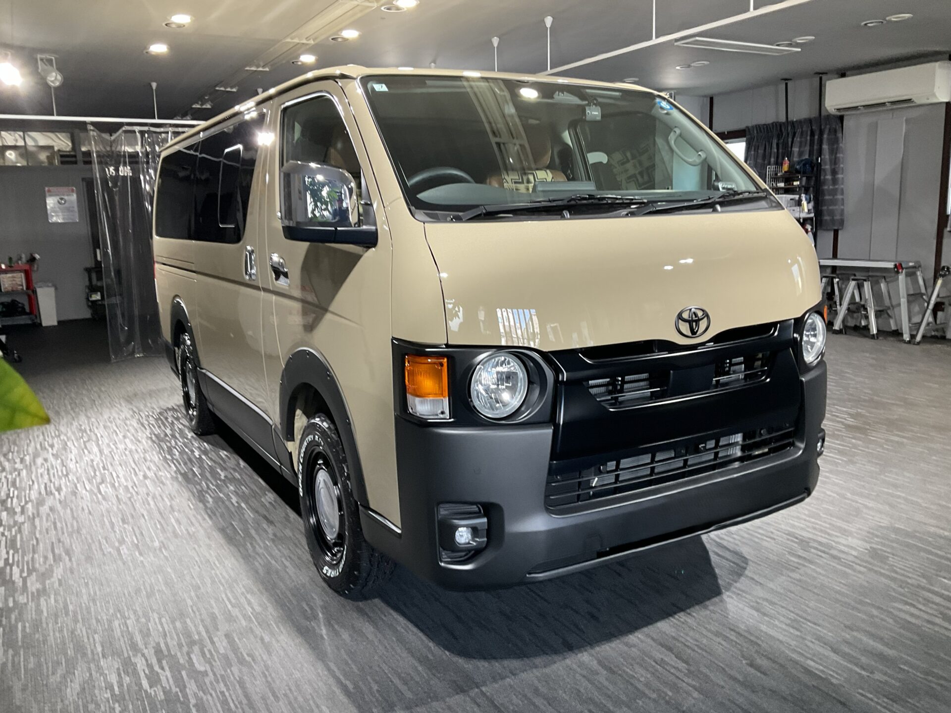 ハイエース　classM１年保証＋ウィンドフィルム施工